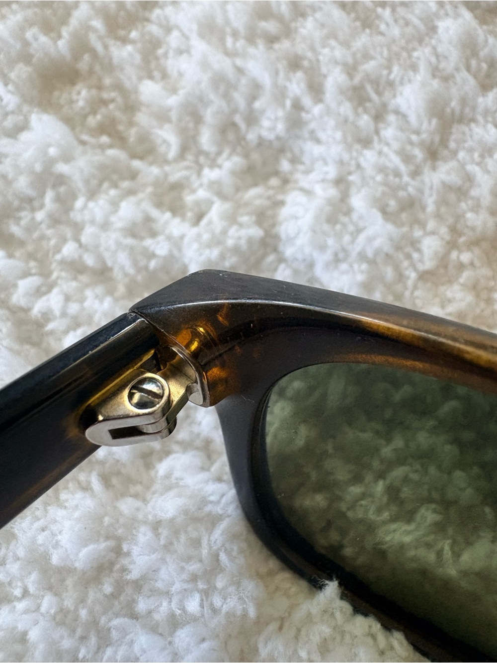 Ray-Ban New Wayfarer Classic
Tortoise Frame with Polarized Green Lenses RB 2132 - Picture 11 of 15